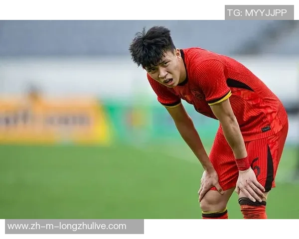 国足东亚杯首战阵容揭晓重回双后腰战术首发11人引发期待